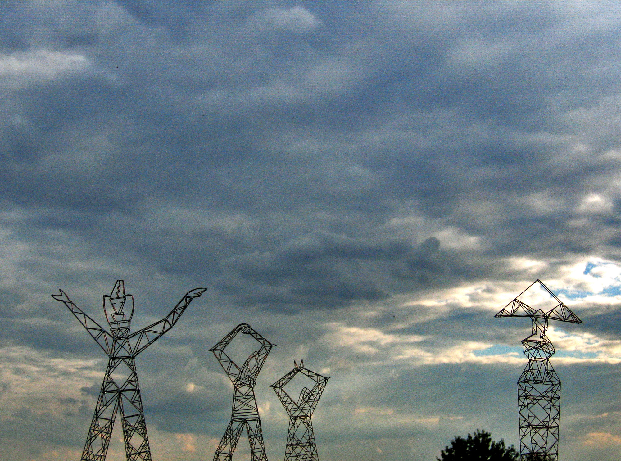 Giant Ladies, four Sculpture-Pylons